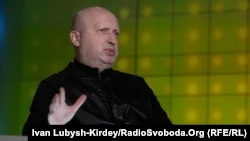 За словами Олександра Турчинова, незважаючи на чіткі вказівки, багато військових у Криму не виконали накази через масове дезертирство та перехід на бік ворога