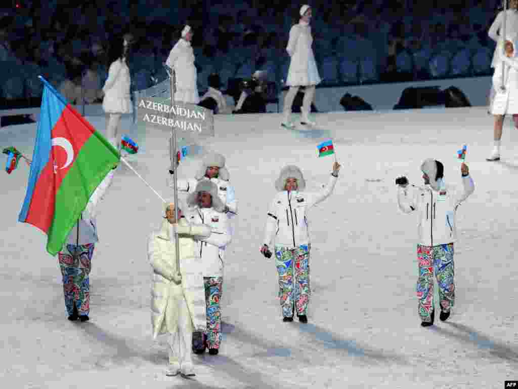 Үз спортчыларына Сочидан алып кайткан Олимпия алтыны өчен иң күп акча вәгъдә итүче ил -- Азәрбайҗан. Азәрбайҗанның Олимпия комитеты Азатлык радиосына бер генә спортчысының да подиумга менүен көтмәвен таныды. Әмма берәр Азәрбайҗан спортчысы ничек тә булса алтын алуга ирешсә, аңа дәүләттән $510 000 биреләчәк. Көмеш өчен $255 000, бронзага $130 000 вәгъдә ителә.