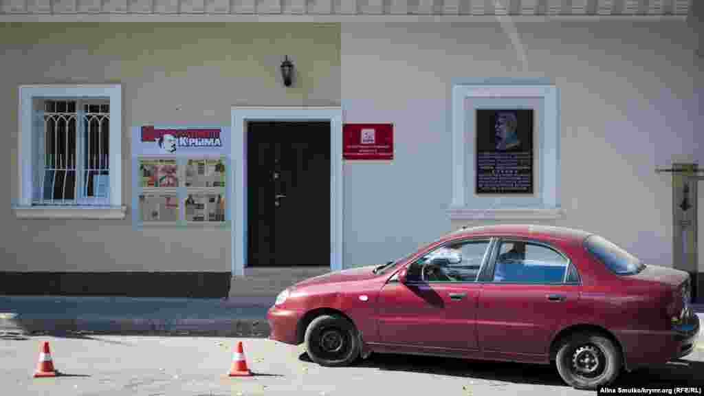 Мемориальная доска Иосифу Сталину в Симферополе. Сталина также увековечели на фасаде здания «Крымского республиканского комитета КПРФ». Мемориальную доску открыли в мае 2015 года. Недовольные жители города уже несколько раз обливали ее краской