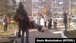 Соттун алдына чогулгандар