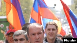 ՀԱԿ-ի առաջնորդ Լեւոն Տեր-Պետրոսյանը քարոզարշավի առաջին օրը գլխավորում է ընդդիմության երթը 