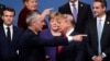 Отношения Дональда Трампа с союзниками по НАТО никогда не были простыми. На фото - его дискуссия с генеральным секртарем альянса Йенсом Столтенбергом на саммите НАТО в 2019 году