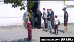 Tamdyr çöregini satyn almak üçin nobata duran adamlar. Illýustrasiýa suraty