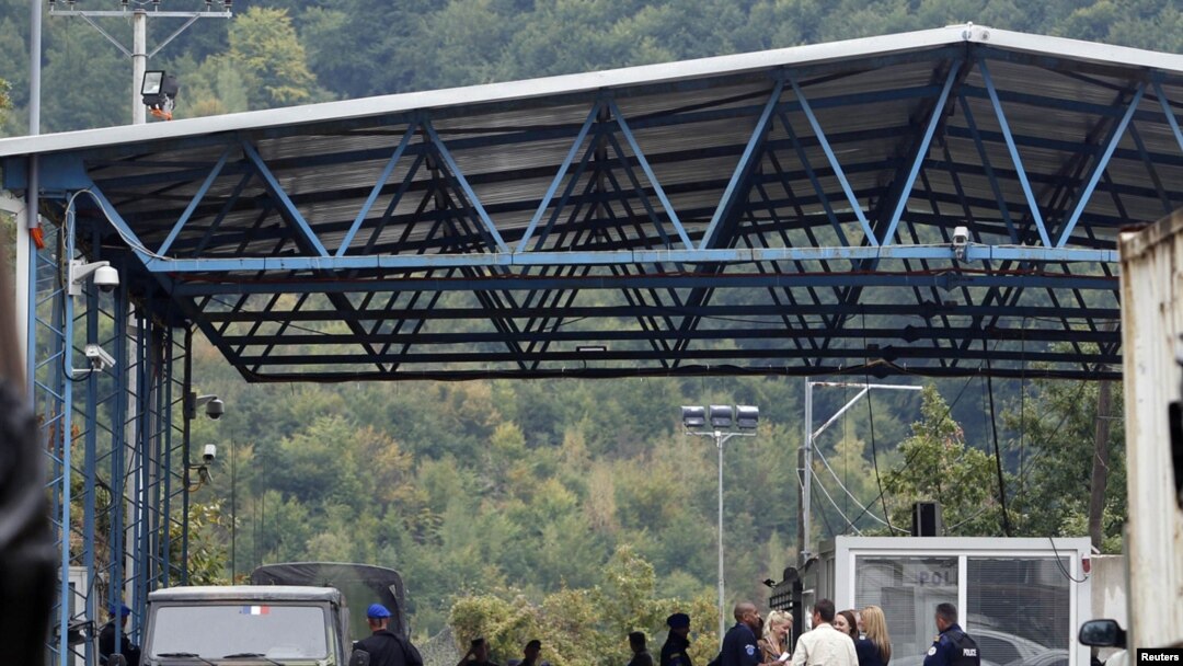 Vojnici KFOR-a na prelazu Brnjak, 20. septembar 2011.
