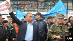 Курманбек и Жаныш Бакиевы на митинге в Оше, 15 апреля 2010 года.