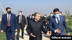 В сентября этого года Шавкат Мирзияев предложил ввести должность помощников хокима в махаллях, которая, по мнению главы государства, позволит создать новые рабочие места, повысить показатели дохода на душу населения и сократить уровень бедности. Фото с сайта president.uz. 