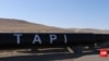 Türkmenistan - Owganystan - Pakistan - Hindistan (TOPH) gaz geçiriji taslamasynyň owgan böleginiň gurluşygyndan bir pursat. Arhiwden alyndy. 11-nji sentýabr, 2024 ý. 