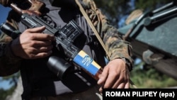 У листі пропонується створити робочу групу з представників Верховної Ради, Кабміну, Генерального штабу ЗСУ і до кінця травня спільно розробити законопроект, який урегулює питання оплати.
