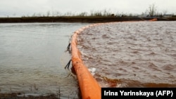 Властите опитаха да спрат разпространението на замърсяването с водни бариери