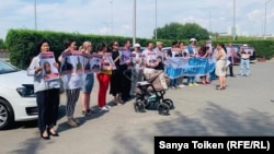 Еуропа елдерінің елшіліктері орналасқан ғимараттың жанына келген белсенділер. Нұр-Сұлтан, 12 тамыз 2019 жыл.