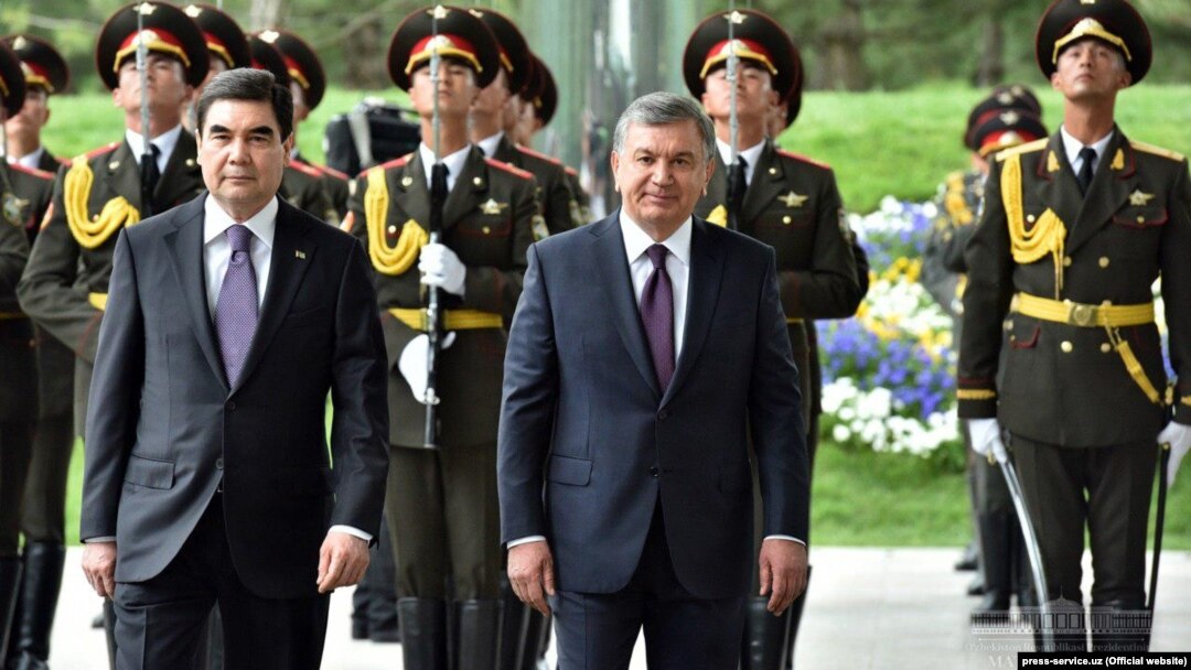 Turkmen President Gurbanguly Berdymukhammedov (left) is welcomed by Uzbek President Shavkat Mirziyoev in Tashkent on April 23. 