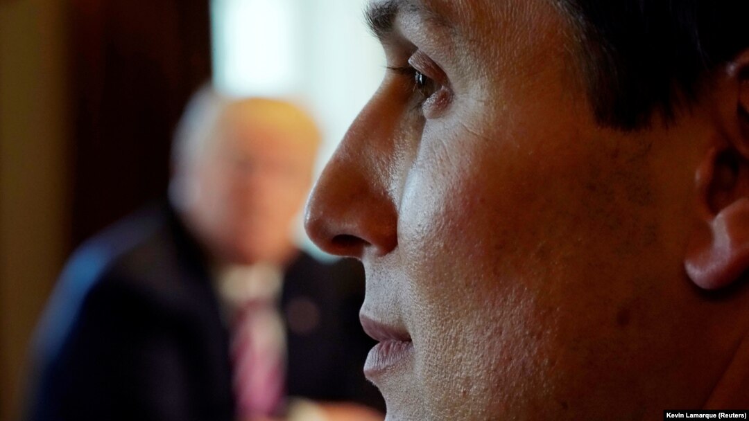 Jared Kushner (u prvom planu), Donald Trump u pozadini fotografije