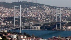 Ten we adam söwdasynda güman edilýän türkmen zenany ýaranlary bilen sud edildi