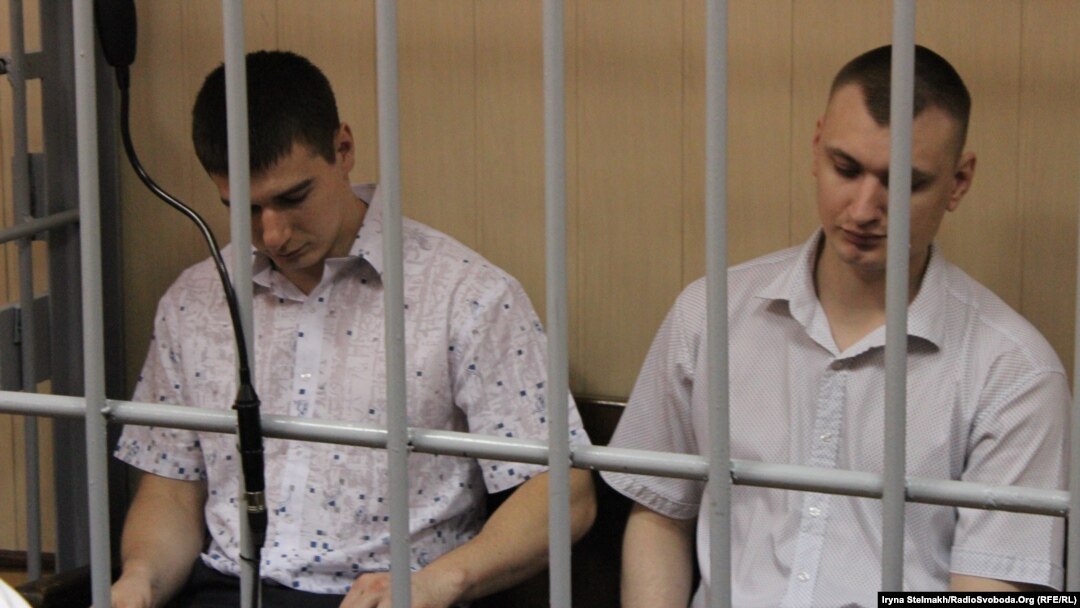Екс-беркутівці Сергій Зінченко та Павло Аброськін під час судового засідання у Києві. Серпень 2015 року
