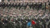 Российские военные маршируют во время репетиции военного парада накануне 9 мая в Санкт-Петербурге, 22 апреля 2025 года