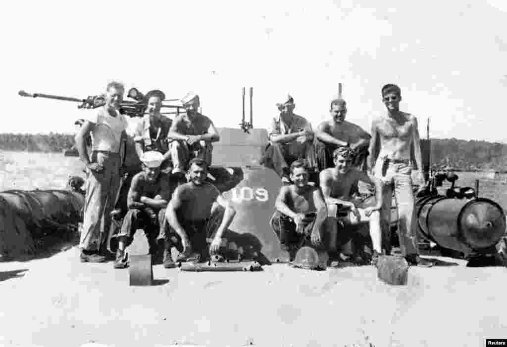 جان اف. کنېډي د امریکايي سمندري ځواکونو د PT-109 بېړۍ د سمندري ګزمې پر مهال په ارام سمندر کې د ګواډل کانال ته څېرمه – د ۱۹۴۳ میلادی کال د جولای میاشت.