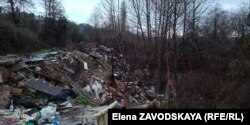 Недавно возникшая, но успевшая вырасти свалка почти полностью закрыла вид на реку