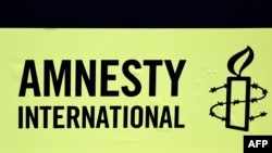Amnesty International халықаралық құқық қорғау ұйымының белгісі