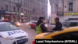 Мигранта остановил сотрудник ДПС. Москва, январь 2015 г. 