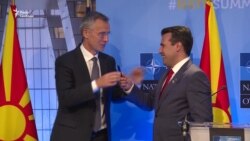 Прем'єр Македонії поцілував ручку, якою було підписано документ про вступ до НАТО