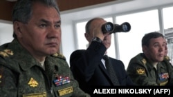 Владимир Путин, раиси ҷумҳури Русия бо вазири дифои кишвараш Сергей Шойгу