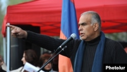 Րաֆֆի Հովհաննիսյանը ելույթ է ունենում հանրահավաքում, Երեւան, Ազատության հրապարակ, 5-ը ապրիլի, 2013թ.