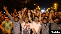 Протестувальники на вулицях Єревана, 23 червня 2015 року