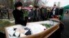 Наталія Магнітська (л), мати Сергія Магнітського, над тілом сина під час його похорону в Москві, листопад 2009 року