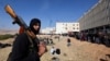 Представитель одного из вооруженных отрядов противников режима Башара Асала наблюдает за поиском заключённых в тюрьме Сейдная, 9 декабря 2024 г.
