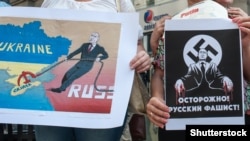 Плакати учасників протесту в Італії проти агресії Росії щодо України. Мілан, 9 червня 2015 року