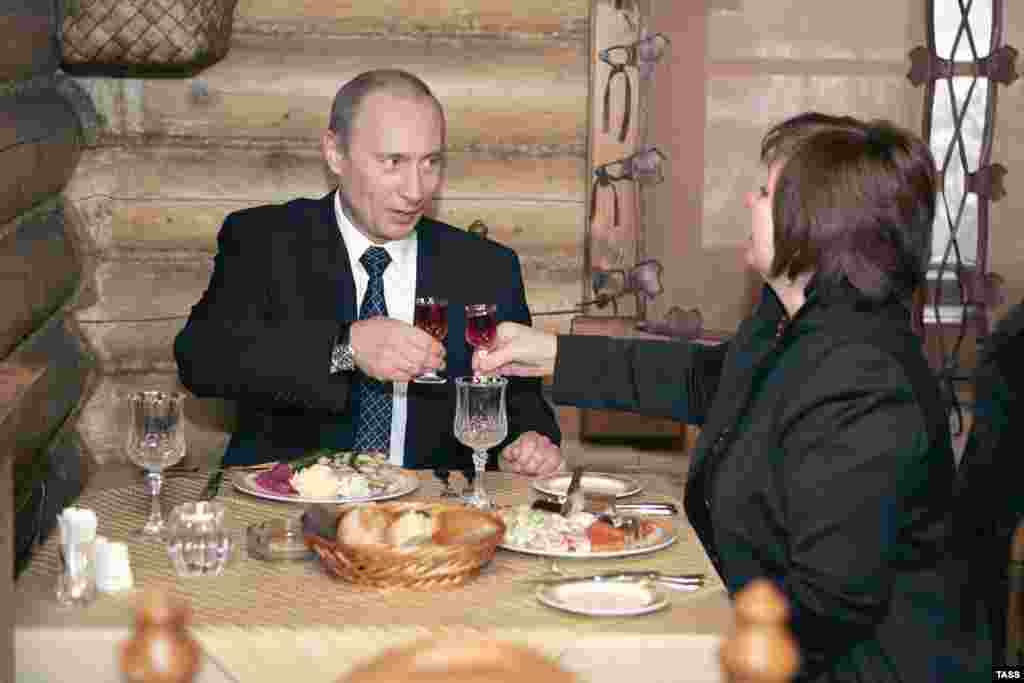 Владимир и Людмила Путины в ресторане "Сибиряк".