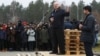 Лукашэнка выступае перад мігрантамі падчас наведваньня транспартна-лягістычнага цэнтру "Брузгі" на беларуска-польскай мяжы ў Гарадзенскай вобласьці, 26 лістапада 2021 году