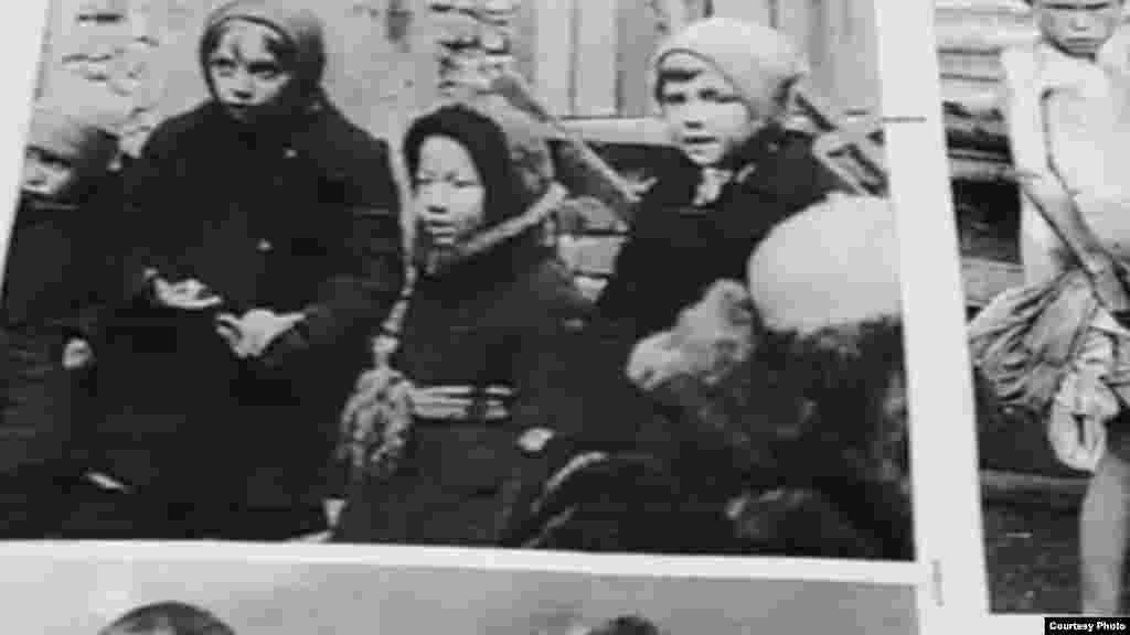 1942-жылы Ленинградда блокада башталат, андан Токтогон Алтыбасарова башкарган колхозго 150 бала алынып келинет. 