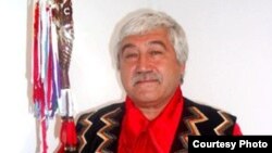 Астайбек (Виктор) Бутанаев улуттук кийимчен.