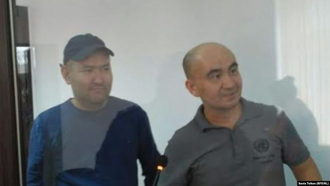 Гражданские активисты Макс Бокаев (справа) и Талгат Аян на суде по их делу. Атырау, 28 октября 2016 года.