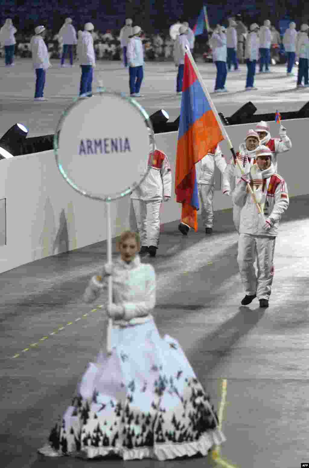 Күрше Әрмәнстан алтын өчен $30,000, көмеш өчен $20,000 һәм бронза өчен $10,000 бирәчәк. Моңарчы узган кышкы Олимпия уеннарында Азәрбайҗан спортчыларының да, әрмәннәрнең дә медаль алганы булмады.