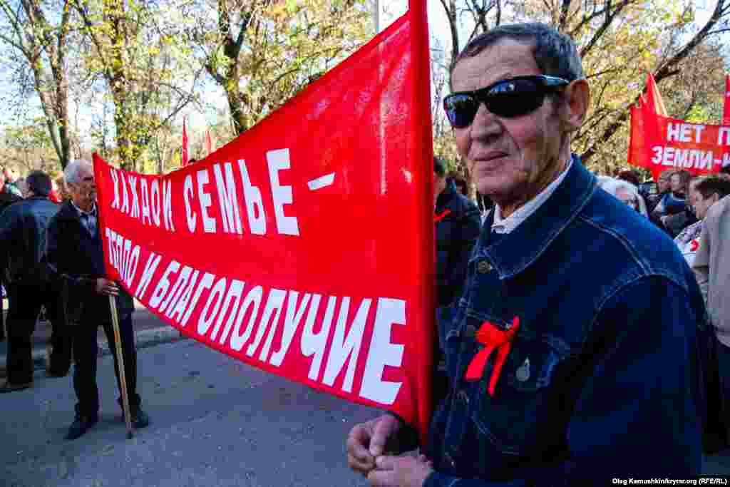 КПРФ зібрала кілька сотень людей, більшість з яких були похилого віку.