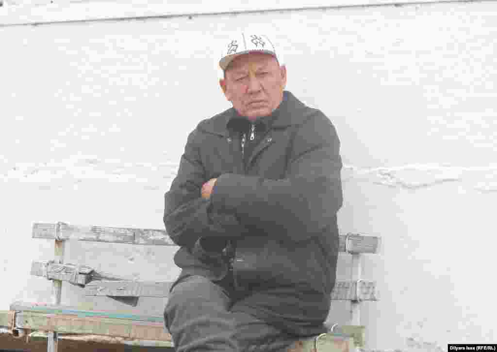 Житель села Багыс рядом со своим домом. По словам сельчан, около 60 процентов населения села живут на грани бедности. Работой обеспечены около 10 процентов жителей Багыса. Мужчины ездят на заработки в города.