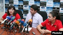 Armenia - The chairman of the Armenian Paralympic Committee, Hakob Abrahamian (C), and Paralympic athletes Greta Vartanian and Margarita Hovakimian at a news conference in Yerevan, 21Aug2012. 