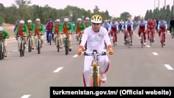 Prezident Gurbanguly Berdimuhamedow, sagdyn durmuş ýörelgesiniň we welosiped sürmegiň esasy hemaýatçysy.