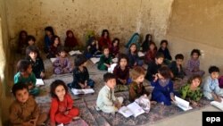 د افغان کډوالو یو ښوونځی