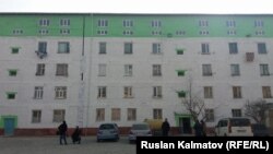 Новые квартиры построены сверху старого 4-этажного общежития.