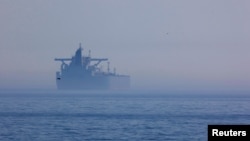 Un tanc petrolier sub pavilion panamez al „flote-fantomă” a Rusiei văzut în largul orașului german Sassnitz, în aprilie 2025