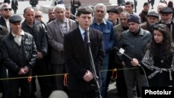«Ժառանգության» խոսնակ Հովսեփ Խուրշուդյանը Ազատության հրապարակում ասուլիսի ժամանակ, մարտ, 2013թ.