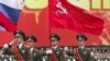 Україна мавпує Росію, де той самий «прапор Перемоги» і його копії є предметами офіційних церемоній на 9 травня