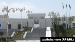 Prezident Gurbanguly Berdimuhamedowyň adyny göterýän seýilgäh. Aşgabat