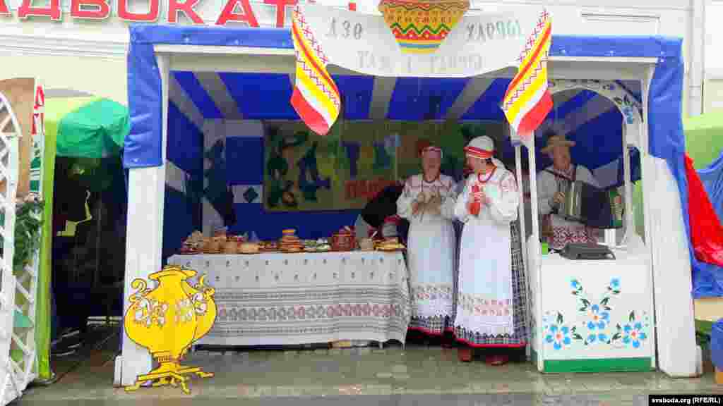 Празь неспрыяльныя ўмовы надворʼя можа не адбыцца ў поўным абʼеме вулічны фэст «На сямі вятрах», імпрэзы якога заплянаваныя ў фармаце оўпэн-эйр. Платным канцэртам, спэктаклям і выставам не пагражае нічога: яны адбываюцца пад дахам. А вось тым гасьцям, якія меркавалі проста прыемна бавіць час у горадзе, падобна, сёлета ня вельмі пашэнціла.