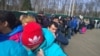 Навбати муҳоҷирон дар назди Маркази "Сахарово"