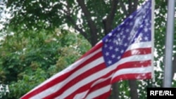 Американский флаг в посольстве США в Баку