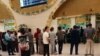Aşgabadyň aeroportunda duran raýatlar (Illýustrasiýa suraty)